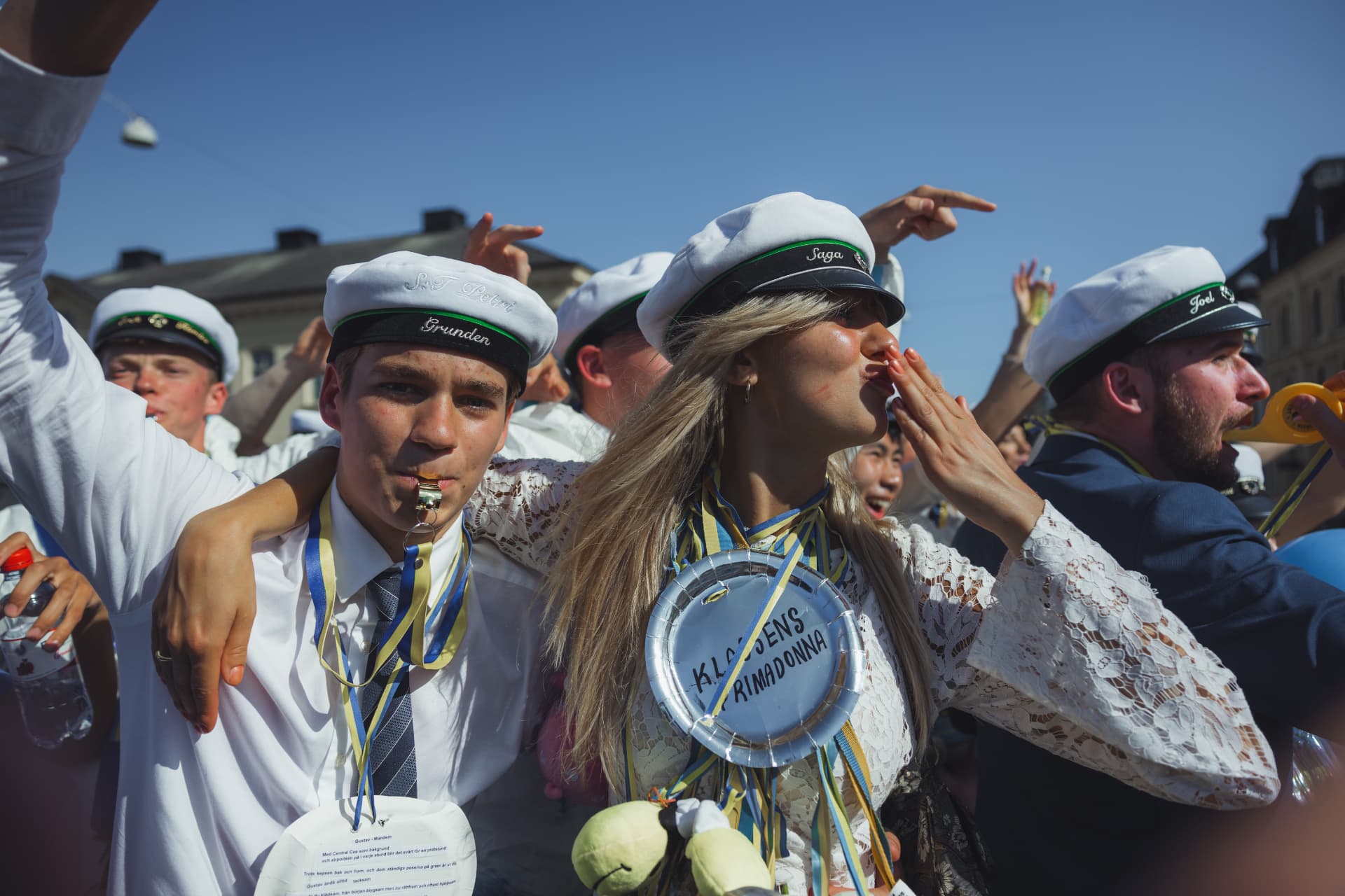 Studenter i studentmössor som firar på ett studentflak