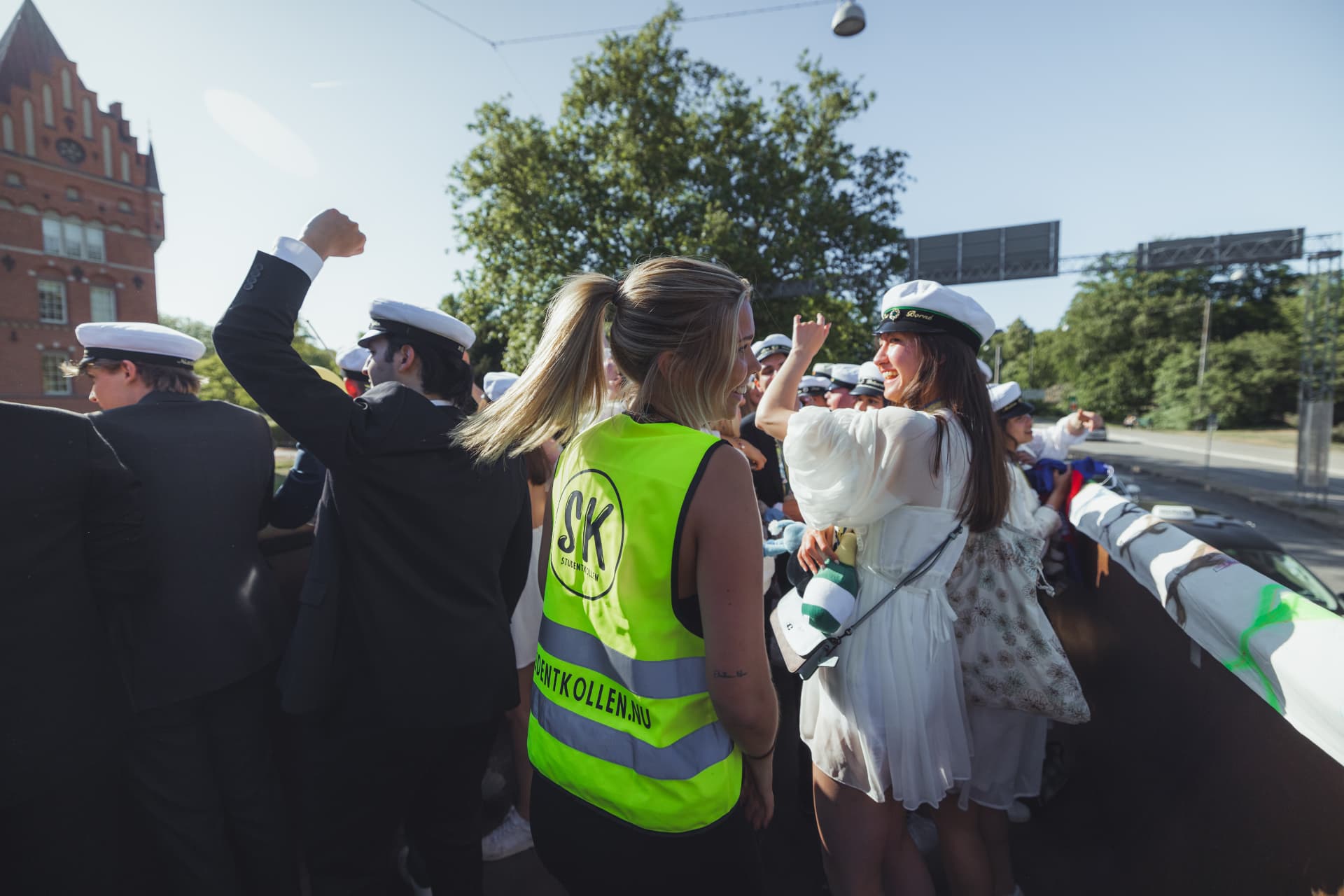 Studenter firar på ett studentflak med flakvärd från Studentkollen